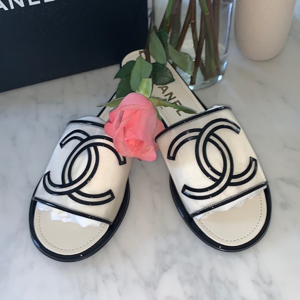 Gorgeous CHANEL 2021 cc logo sandals